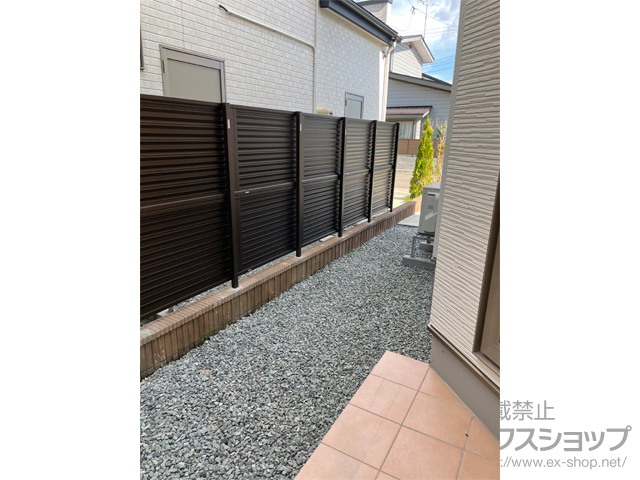 秋田県秋田市ののフェンス・柵 ミエーネフェンス 目隠しルーバータイプ 2段支柱施工 ※ブロック上施工分 施工例