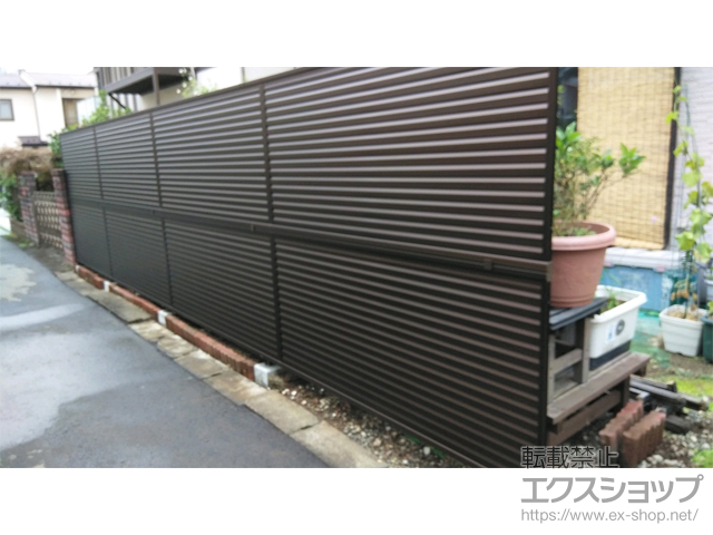 神奈川県座間市ののフェンス・柵 ミエーネフェンス 目隠しルーバータイプ 2段支柱 自立建て用（パネル2段） 施工例