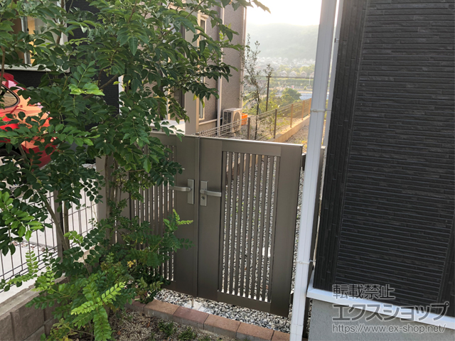 奈良県生駒郡平群町のの門扉 【特注】開き門扉AB TR1型 両開き 柱使用 施工例