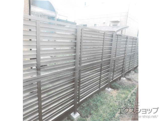 福井県坂井市ののフェンス・柵 モクハイフェンス アルミ色タイプ アルミ多段柱仕様 施工例