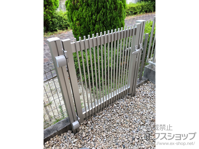 三重県亀山市のの門扉 シンプレオ門扉T1型 縦格子 片開き 門柱使用 施工例