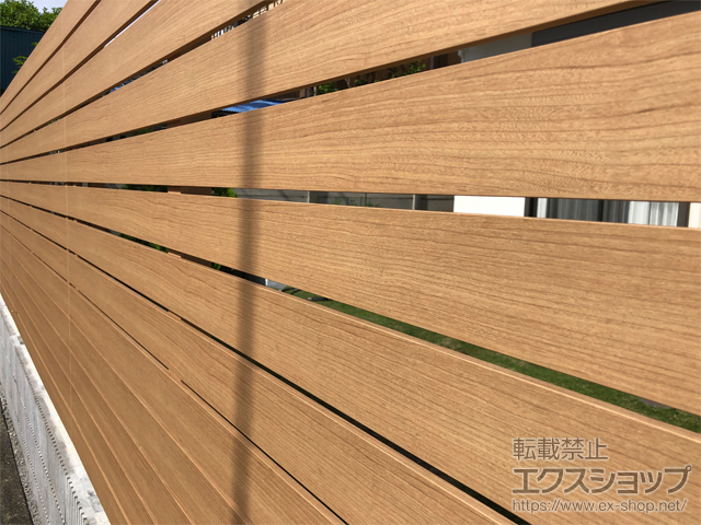 神奈川県横浜市ののフェンス・柵 ルシアスフェンスH02型 横板格子 木調カラー 自由柱施工 施工例