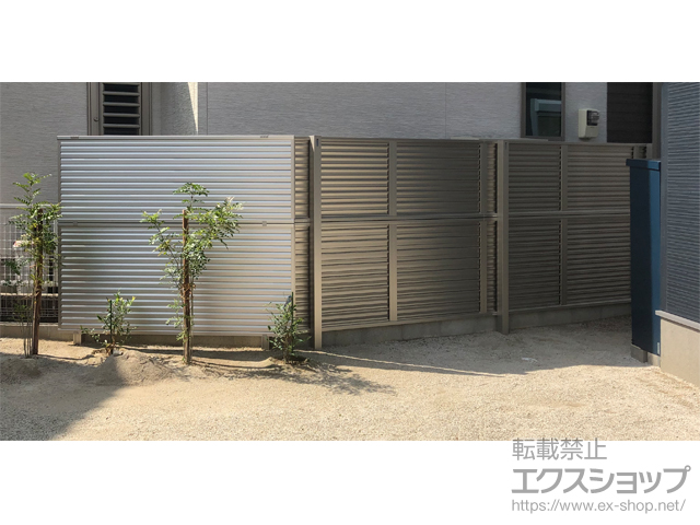 福岡県糟屋郡粕屋町ののフェンス・柵 ミエーネフェンス 目隠しルーバータイプ 2段支柱 自立建て用 施工例