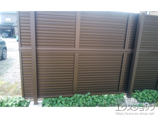 富山県砺波市ののフェンス・柵 ミエーネフェンス 目隠しルーバータイプ 2段支柱 自立建て用 施工例