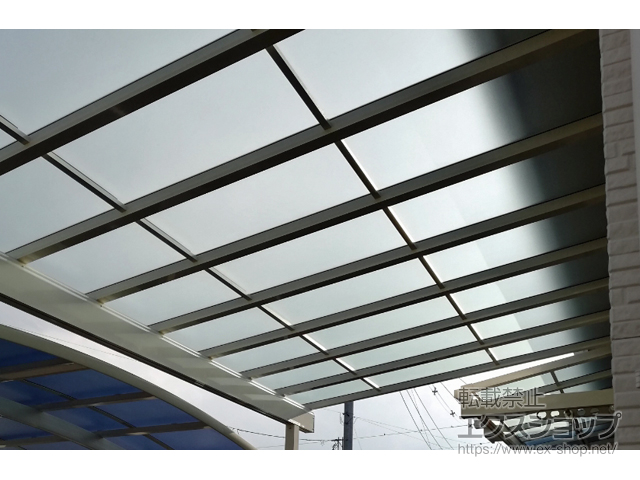 群馬県みどり市ののテラス屋根 ソラリア F型 1500 テラスタイプ 単体　積雪〜50cm対応＜玄関側設地＞ 施工例