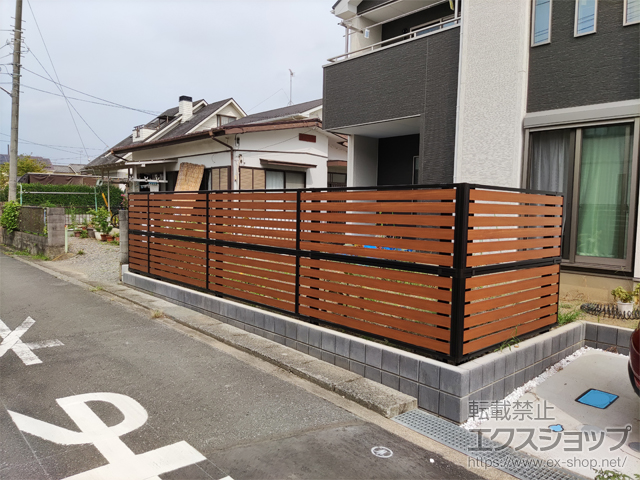 埼玉県東松山市ののフェンス・柵 モクアルフェンス 横板タイプ 2段支柱 自立建て用（パネル2段） 施工例