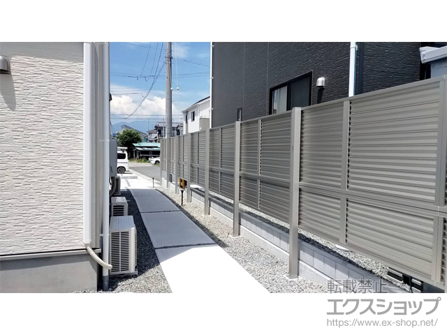 静岡県富士宮市ののフェンス・柵 ミエーネフェンス 目隠しルーバータイプ 2段支柱 自立建て用 施工例