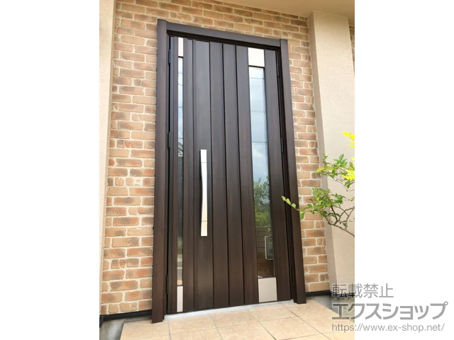 埼玉県川口市のLIXIL リクシル(トステム)の玄関ドア リシェント玄関ドア3 断熱K4仕様 親子仕様(ランマ無)R P77型 ※カザスプラス仕様+エントリーセット(カザスプラス用)/下枠段差緩和材(ステンレス) 施工例