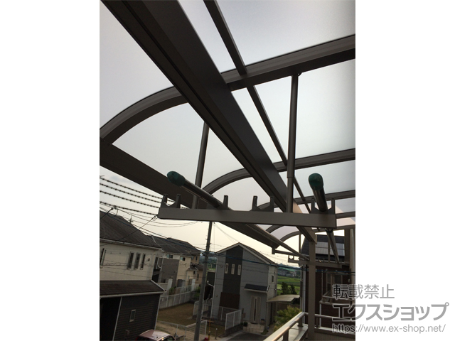 京都府木津川市ののバルコニー・ベランダ屋根 ソラリア R型 屋根タイプ 単体 積雪〜20cm対応＋吊り下げ式固定物干し 施工例