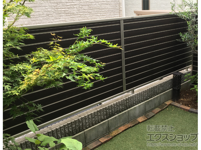 東京都三鷹市ののフェンス・柵 ルシアスフェンスF02型 横目隠し 木調カラー 2段支柱 自立建て用 施工例