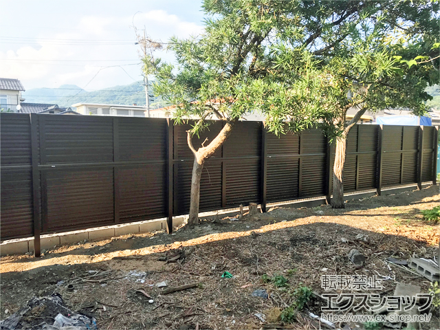 山口県光市ののフェンス・柵 ミエーネフェンス 目隠しルーバータイプ 2段支柱 自立建て用 施工例