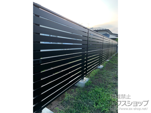 青森県十和田市ののフェンス・柵 モクアルフェンス 横板タイプ 2段支柱 自立建て用 施工例