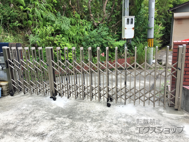 和歌山県紀の川市ののカーゲート トリップゲートII P型 ペットガード付き ノンレール 片開き親子　41DO(13S+28T) 施工例