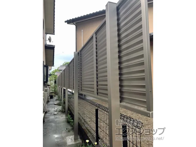 富山県富山市のValue Selectのフェンス・柵・塀 ミエーネ目隠しルーバーフェンス 上段のみ設置 自立建て用 施工例