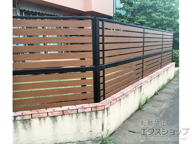埼玉県鶴ヶ島市ののフェンス・柵 モクアルフェンス 横板タイプ 2段支柱 自立建て用（パネル2段） 施工例