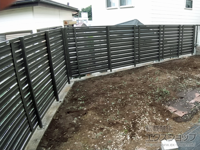 神奈川県横浜市ののフェンス・柵 モクハイフェンス アルミ色タイプ フリーポールタイプ 施工例