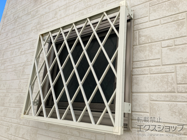 埼玉県さいたま市のLIXIL リクシル（トステム）の面格子・窓格子 【特注】サーモス 内倒し窓 ねじ付（ヒシクロス） 施工例
