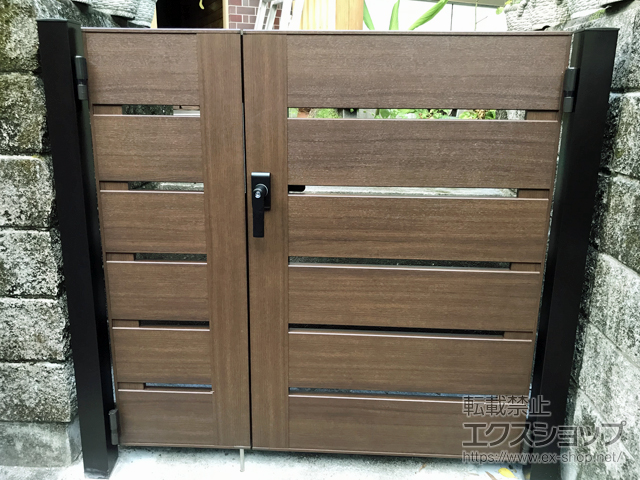 鹿児島県鹿児島市のの門扉 ルシアス門扉W03型 横スリット(木調框) 両開き親子 複合カラー 門柱使用 施工例