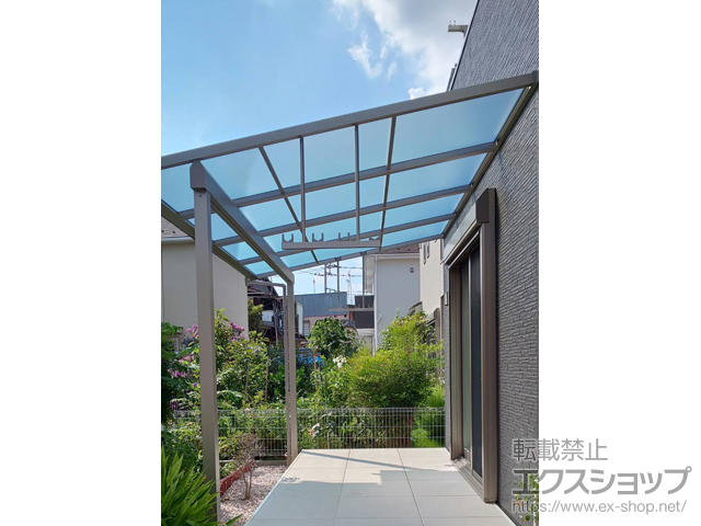 群馬県前橋市ののテラス屋根 ソラリア F型 テラスタイプ 単体 積雪〜20cm対応＋吊り下げ式物干し 標準サイズ/標準 2本入り×1セット 施工例