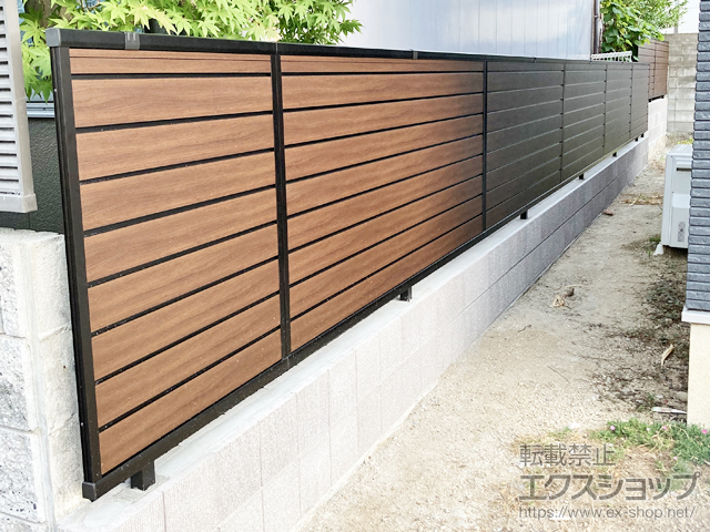 香川県坂出市ののフェンス・柵 ルシアスフェンスF02型 横目隠し 木調カラー 自由柱施工 施工例