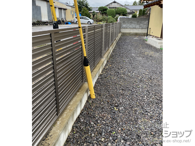 長野県上高井郡小布施町ののフェンス・柵 モクハイフェンス アルミ色タイプ フリーポールタイプ 施工例