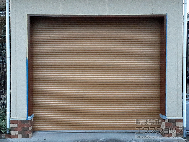 宮城県仙台市のLIXIL リクシル（トステム）のガレージシャッター ガレージシャッタークワトロ 電動式 内部付タイプ 木目調 施工例
