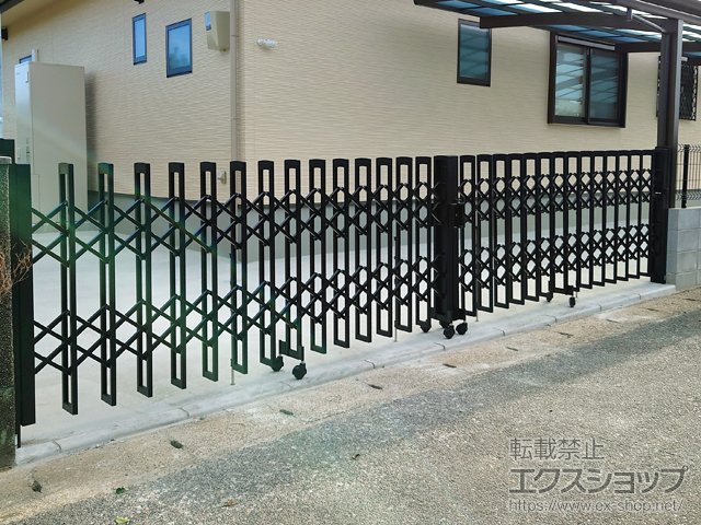 熊本県荒尾市ののカーゲート トリップゲートII S型 傾斜地対応 ノンレール 両開き 60W(30S＋30M) 施工例