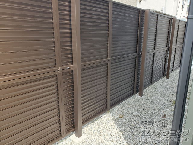 奈良県生駒郡平群町ののフェンス・柵 ミエーネフェンス 目隠しルーバータイプ 2段支柱 自立建て用 施工例
