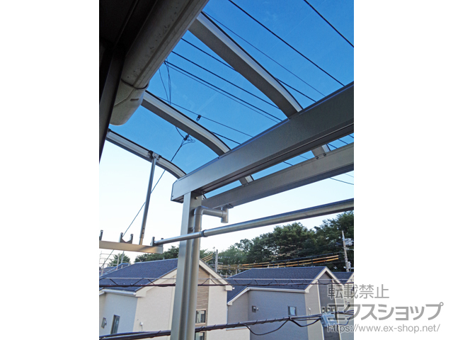 東京都東久留米市ののバルコニー・ベランダ屋根 プレシオステラスII R型 積雪50cm対応 屋根タイプ 単体＋吊り下げ式固定物干し 標準タイプ 施工例