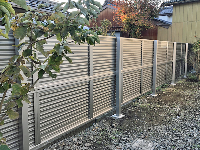 長野県上伊那郡箕輪町ののフェンス・柵 ミエーネフェンス 目隠しルーバータイプ 2段支柱 自立建て用 施工例