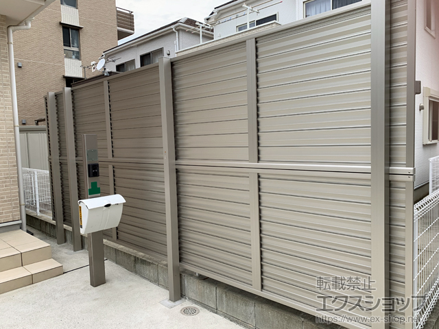 福岡県古賀市ののフェンス・柵 ミエーネフェンス 目隠しルーバータイプ 2段支柱 自立建て用 施工例