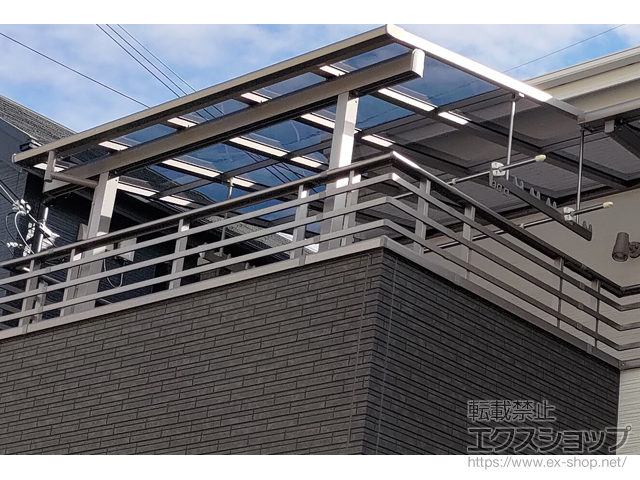 大阪府柏原市ののバルコニー・ベランダ屋根 テラスVS F型 屋根タイプ 単体 積雪〜30cm対応＋吊り下げ物干しBセット 施工例