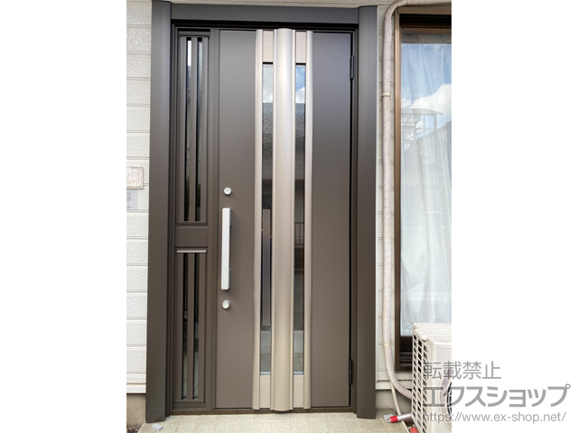 愛知県春日井市のLIXIL リクシル（トステム）の玄関ドア リシェント玄関ドア3 断熱K4仕様 片袖飾り仕様(ランマ無)R G77型 ※手動仕様 施工例