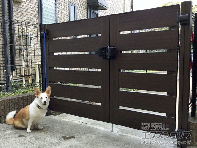 神奈川県横須賀市のの門扉 ルシアス門扉W03型 横スリット(木調框) 両開き親子 木調カラー 門柱使用 施工例