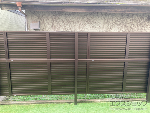 広島県呉市ののフェンス・柵 ミエーネフェンス 目隠しルーバータイプ 2段支柱 自立建て用（パネル2段） 施工例