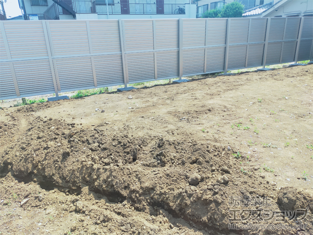 東京都福生市ののフェンス・柵 ミエーネフェンス 目隠しルーバータイプ 2段支柱 自立建て用（パネル2段） 施工例