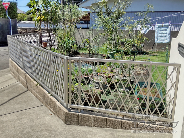 宮崎県都城市ののフェンス・柵 シンプレオフェンス8F型 ラチス格子　自由柱施工 施工例