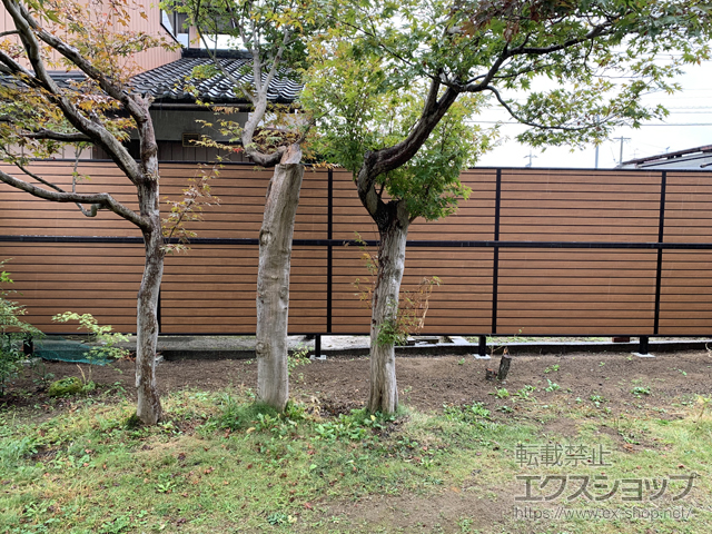 長野県駒ヶ根市ののフェンス・柵 モクアルフェンス 目隠しタイプ 2段支柱 自立建て用（パネル2段） 施工例