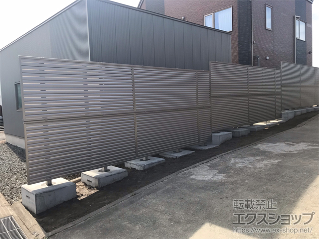青森県青森市ののフェンス・柵 ミエーネフェンス 目隠しルーバータイプ 2段支柱 自立建て用 施工例