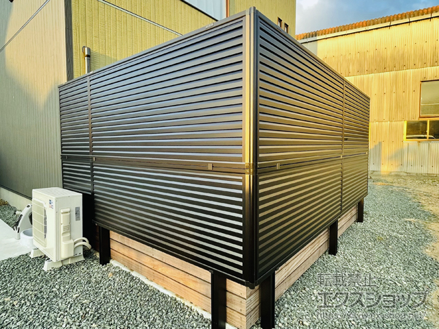 愛媛県西予市ののフェンス・柵 ミエーネフェンス 目隠しルーバータイプ 2段支柱 自立建て用（パネル2段） 施工例