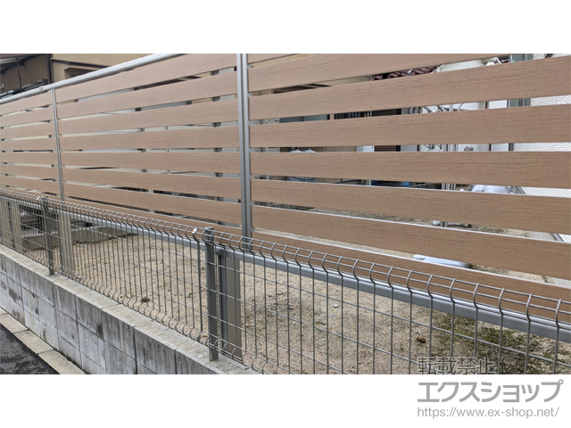 広島県東広島市ののフェンス・柵 ルシアスフェンスF04型 横板 木目カラー 上段のみ設置 自立建て用 施工例
