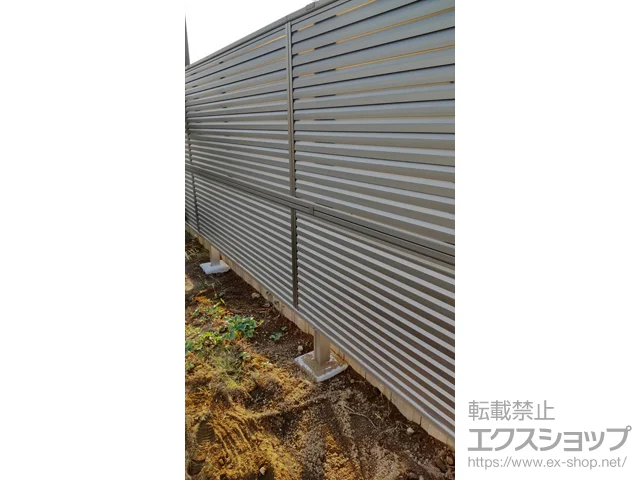 埼玉県加須市のValue Selectのフェンス・柵・塀 ミエーネフェンス 目隠しルーバータイプ 2段支柱 自立建て用（パネル2段） 施工例