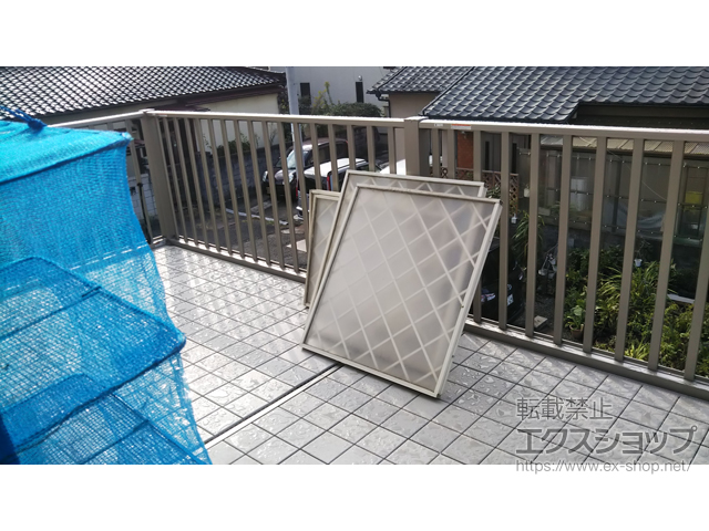 愛媛県松山市のLIXIL リクシル（トステム）のバルコニー ビューステージHスタイル 縦太格子 連棟 柱建て式 施工例