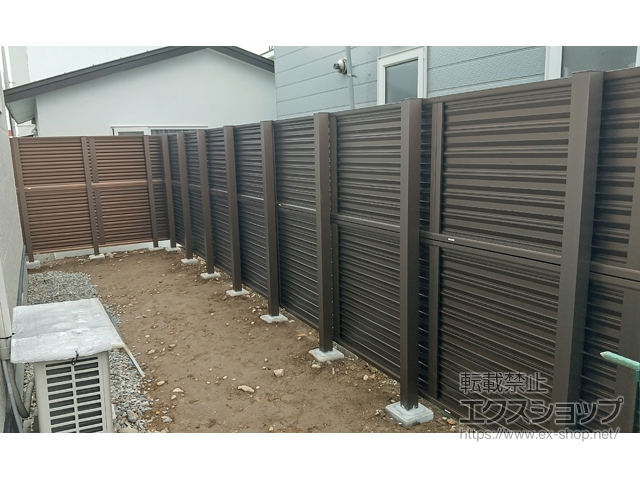 北海道帯広市ののフェンス・柵 ミエーネフェンス 目隠しルーバータイプ 2段支柱 自立建て用 施工例