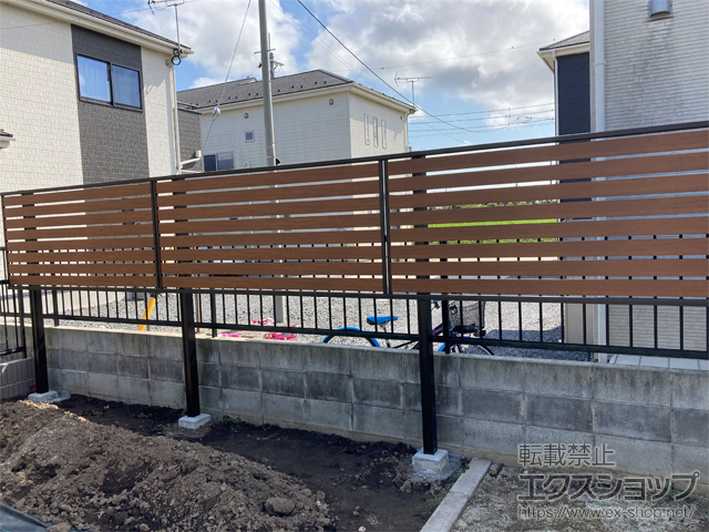 茨城県ひたちなか市ののフェンス・柵 モクアルフェンス 横板タイプ 2段支柱 自立建て用 施工例