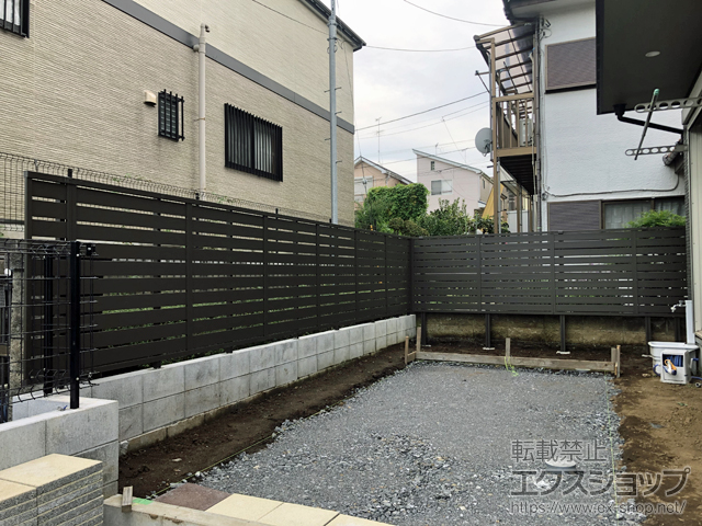 神奈川県藤沢市ののフェンス・柵 モクハイフェンス アルミ色タイプ フリーポールタイプ 施工例