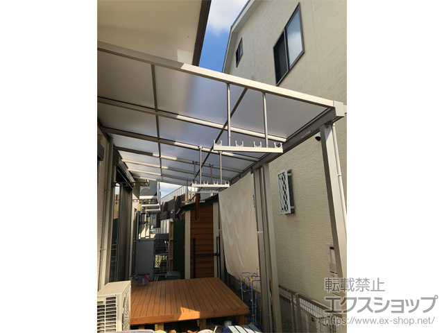 愛知県稲沢市ののテラス屋根 ソラリア F型 テラスタイプ 単体 積雪〜20cm対応＋吊り下げ式固定物干し 標準2本入り×1セット 施工例