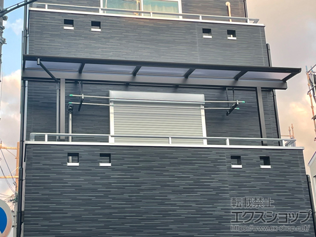 大阪府大阪市ののバルコニー・ベランダ屋根 ソラリア F型 屋根タイプ 単体 積雪〜20cm対応＋吊り下げ式固定物干し 施工例