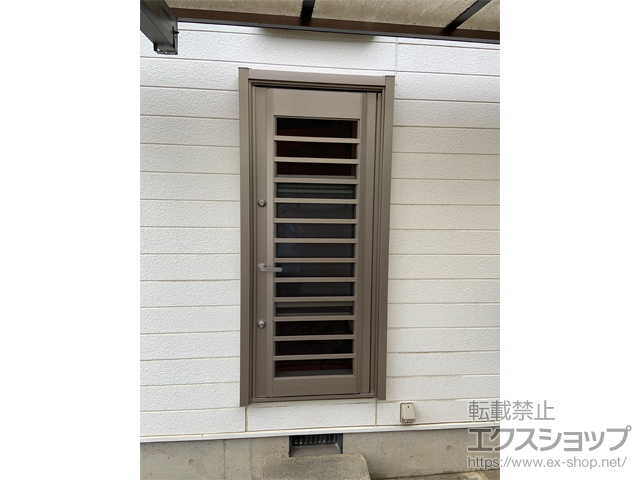 山梨県富士吉田市のLIXIL リクシル（トステム）の玄関ドア リシェント勝手口ドア 断熱仕様（Low-E）ランマ無（R）J型 施工例