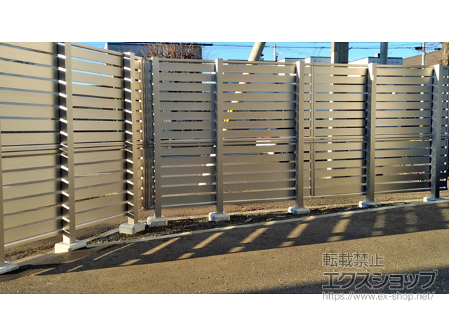 北海道札幌市ののフェンス・柵 シンプレオフェンスSY1F型 横半目隠し 2段支柱 自立建て用（パネル2段） 施工例